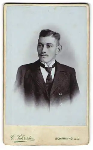 Fotografie C. Schröder, Schärding, Porträt eines eleganten Herrn