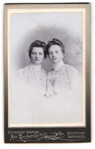 Fotografie Max Reichenbach, Schärding, Zwei junge Frauen in heller Kleidung
