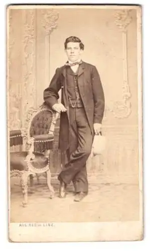 Fotografie AUG. RED, Linz, Eleganter junger Mann mit Hut