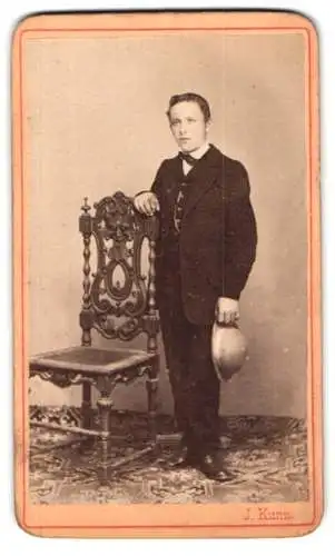 Fotografie J. Kunz, Gmunden, Eleganter junger Mann mit Stuhl