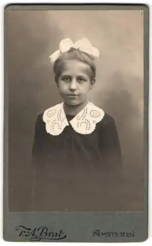 Fotografie F. A. Brat, Amstetten, Innerer Graben 18, Porträt eines Mädchens mit Schleife
