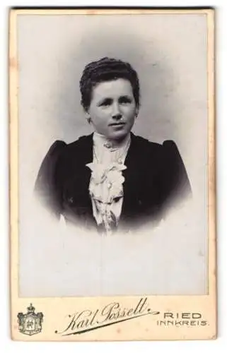 Fotografie Karl Possett, Ried im Innkreis, Kirchenplatz 1, Porträt einer Frau in eleganter Kleidung