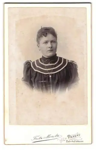 Fotografie Fritz Moritz, Passau, Bahnhofstrasse, Porträt einer Frau