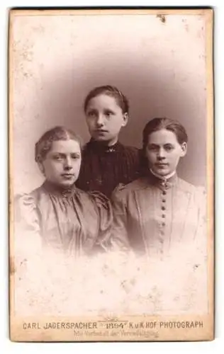Fotografie Carl Jagerspacher, Gmunden, Drei Damen in zeitgenössischer Kleidung