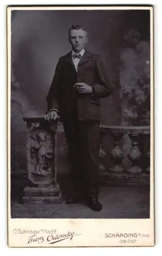 Fotografie Franz Odensky, Schärding am Inn, Eleganter junger Mann mit Anzug