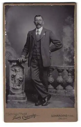 Fotografie Franz Odersky, Schärding am Inn, Eleganter Herr mit Schnurrbart