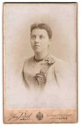 Fotografie Aug. Red, Linz, Landstrasse, Porträt einer jungen Frau