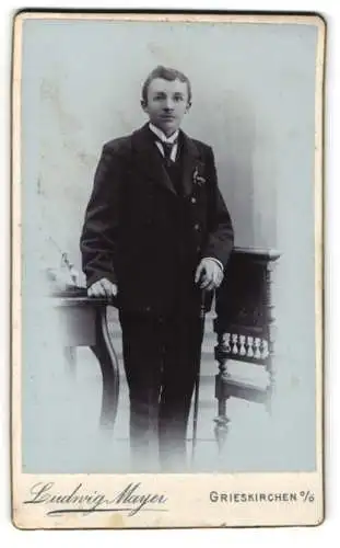 Fotografie Ludwig Mayer, Grieskirchen, Eleganter junger Mann mit Gehstock