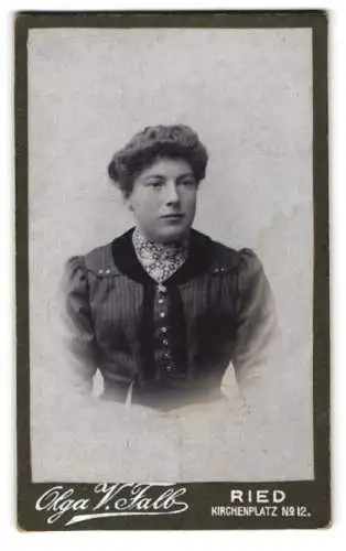 Fotografie Olga V. Falb, Ried, Kirchenplatz 12, Porträt einer Frau im eleganten Kleid