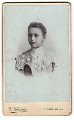 Fotografie C. Schröder, Schärding, Linzer-Strasse, Portrait einer jungen Frau
