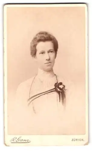 Fotografie R. Ganz, Zürich, Bahnhofstrasse 40, Porträt einer Frau