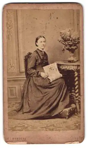 Fotografie Moric L. Wambera, Prag, Chotekgasse 2, Dame mit Rosenkranz