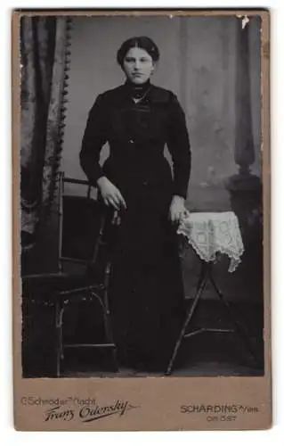 Fotografie Franz Odersky, Schärding am Inn, Elegante Dame in dunklem Kleid