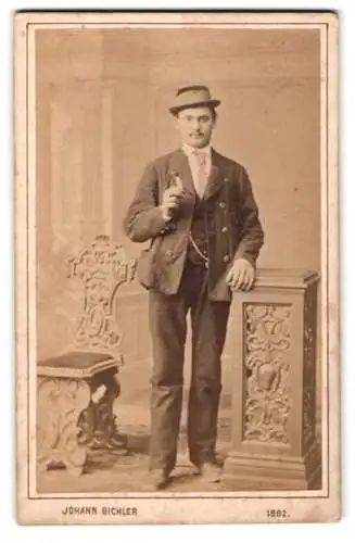 Fotografie Johann Bichler, Steyr, Mann mit Zylinder und Pfeife 1882