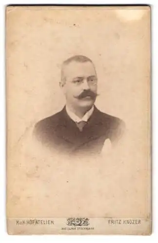 Fotografie Fritz Knozer, Wien, Mayerhofgasse 8, Porträt eines Herrn mit Schnurrbart