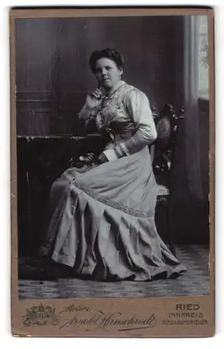 Fotografie Arnold Hirnschrodt, Ried im Innkreis, Sitzende Frau im eleganten Kleid