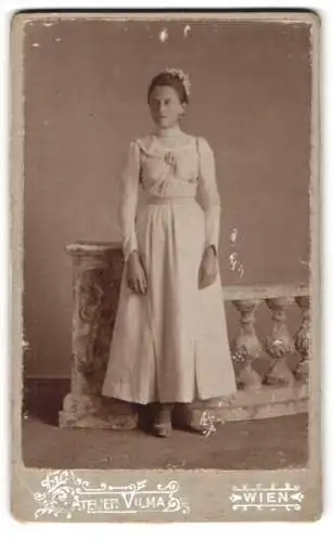 Fotografie Atelier Vilma, Wien, Speisingerstrasse 1, Junge Frau an Balustrade