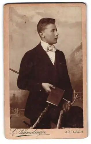 Fotografie Ludwig Schmidinger, Köflach, Junger Mann mit Buch