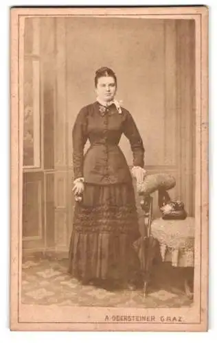Fotografie A. Obersteiner, Graz, Annenstrasse 12, Frau in tailliertem Kleid mit Schirm