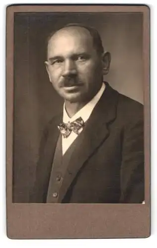Fotografie unbekannter Fotograf und Ort, Porträt eines Mannes mit Fliege 1930