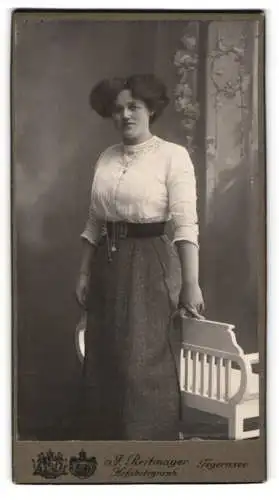 Fotografie J. Reitmayer, Tegernsee, Hauptstrasse 13, Stehende Dame neben Stuhl