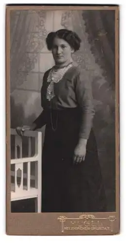 Fotografie Hugel, Holzkirchen, Frau stehend mit dekorativem Hintergrund