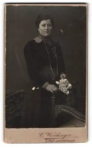 Fotografie C. Weidinger, Linz, Frau mit Blumenstrauss