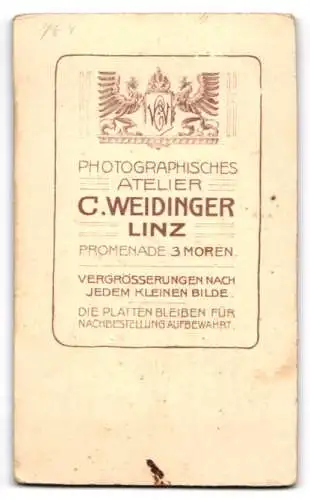 Fotografie C. Weidinger, Linz, Frau mit Blumenstrauss