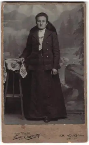 Fotografie Franz Odensky, Schärding, Ob. Österreich, Frau im eleganten Mantel