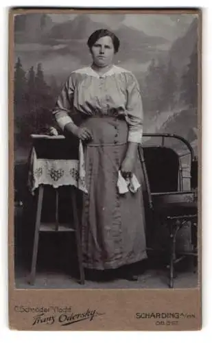 Fotografie Franz Odersky, Schärding, Frau mit Tisch und Stuhl