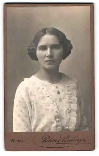 Fotografie Raim Elaselberger, Wörgl, Bahnhofstrasse 25, Porträt einer jungen Frau