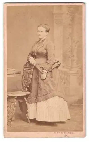 Fotografie R. Krziwanek, Wien, Hofstallstrasse 5, Porträt einer Dame