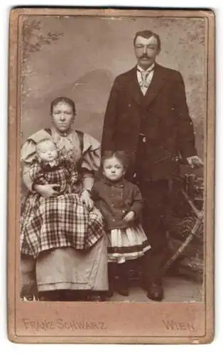 Fotografie Franz Schwarz, Wien, Ottakringerstrasse 149, Familienportrait mit zwei Kindern