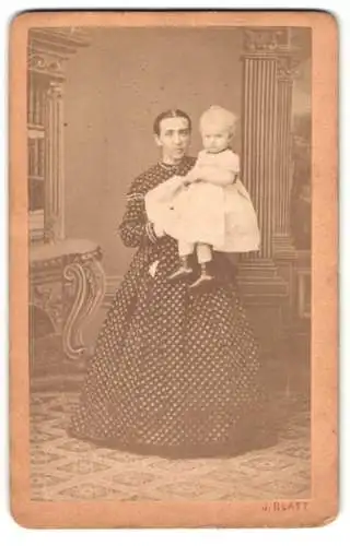Fotografie J. Blatt, Hietzing, Hauptstrasse 10, Frau mit Kind in elegantem Interieur