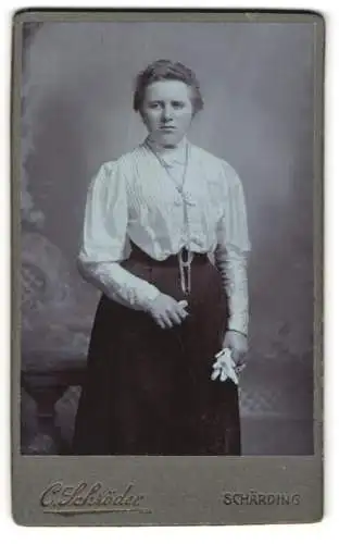 Fotografie C. Schröder, Schärding, Frau mit Handschuhen