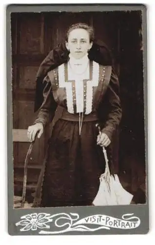 Fotografie Frz. Gruber, Wels, Pfarrgasse 8, Dame mit Regenschirm und Stuhl