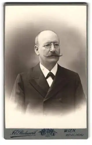 Fotografie J. E. Bednarik, Wien, Kaiserstrasse 42, Porträt eines Mannes mit markantem Schnurrbart