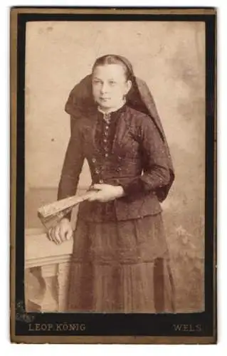 Fotografie Leop. König, Wels, Obere Linzergasse, Frau mit Fächer im dunklen Kleid