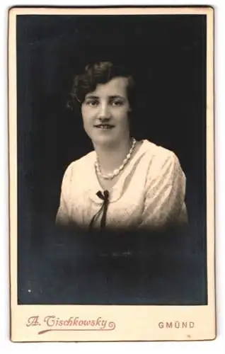 Fotografie A. Tischkowsky, Gmünd, Porträt einer lächelnden jungen Frau 1930