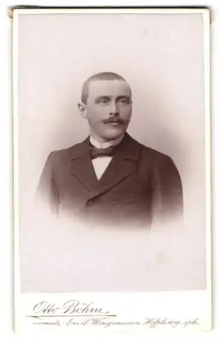 Fotografie Otto Böhm, Passau, Heilige Geiststrasse 379, Porträt eines eleganten Herrn