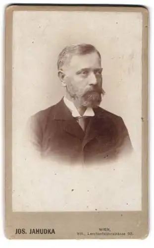 Fotografie Jos. Jahudka, Wien, Lerchenfelderstrasse 50, Porträt eines Mannes mit Bart