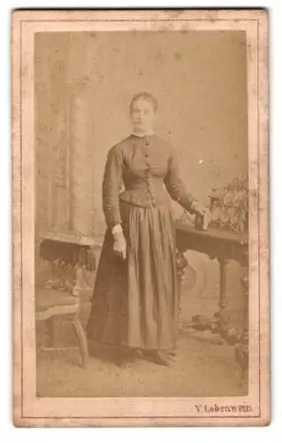 Fotografie V. Lobenwein, Klagenfurt, Völkermarkter Vorstadt 28, Frau in traditionellem Kleid