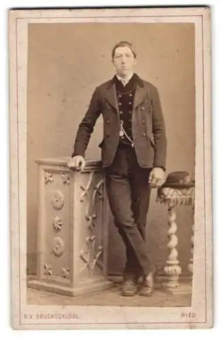 Fotografie Olga Victoria Bruckschlögl, Ried, Eleganter Herr in zeitgenössischem Anzug