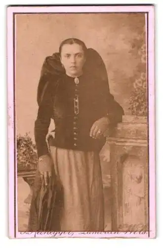 Fotografie Jos. Reinegger, Wels, Rosenauerstrasse 10, Dame im dunklen Gewand