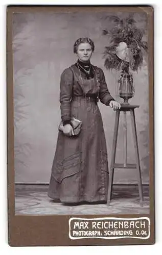 Fotografie Max Reichenbach, Schärding, Bahnhofstrasse 183, Porträt einer Dame mit Pflanze