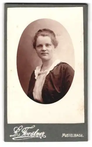 Fotografie L. Forstner, Mistelbach, Wiedenstrasse 6, Porträt einer jungen Frau