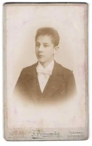 Fotografie J. Pibramsky, Budweis, Schanzgasse, Porträt eines jungen Mannes