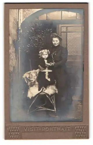 Fotografie unbekannter Fotograf und Ort, Mutter mit Kind auf einem Stuhl
