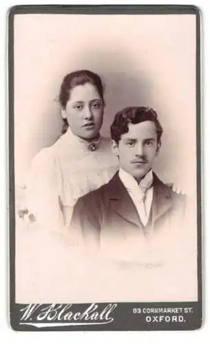 Fotografie W. Blackall, Oxford, Cornmarket St 3, Porträt eines jungen Paares im August 1897