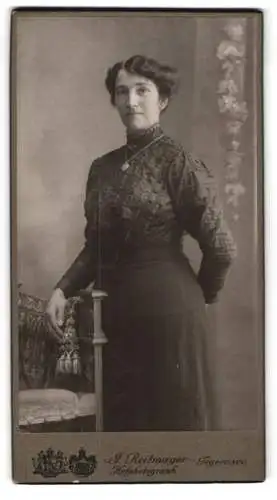 Fotografie J. Reitmayer, Tegernsee, Hauptstrasse 13, Porträt einer Dame in eleganter Kleidung